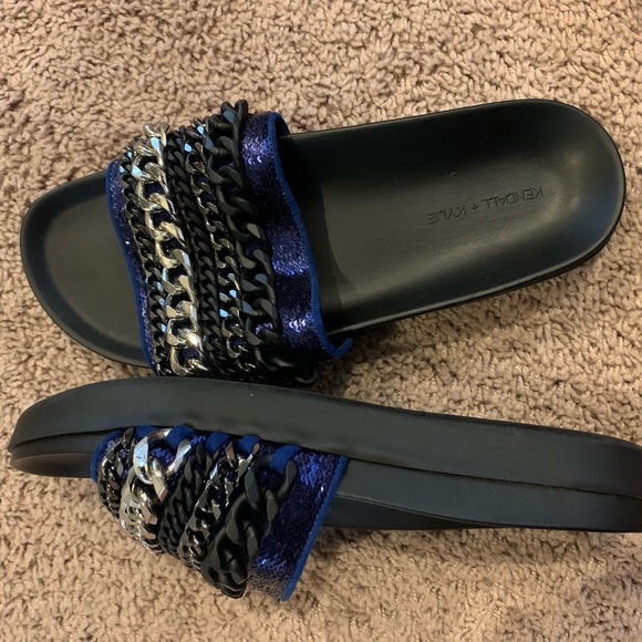 Kendall & Kylie Slides - Picture 2 of 3